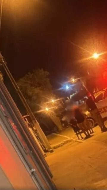 🚨 MATURÉIA | Mulher é presa suspeita de esfaquear o próprio cunhado durante discussão

Uma mulher foi presa pela Polícia Militar na noite deste domingo (18), no município de Maturéia, Sertão da Paraíba. Ela é suspeita de atingir o cunhado com um golpe de faca na Rua José Jerônimo.

De acordo com o relato da vítima à PM, o homem teria ido até a casa do irmão para entregar alimentos quando se envolveu em uma discussão com a cunhada, que o golpeou na região abdominal.

O SAMU foi acionado para socorrer a vítima. A suspeita foi encontrada pelos policiais na calçada da residência, onde também foi apreendida a arma do crime. Alterada, a mulher precisou ser algemada para a segurança de todos e foi conduzida à Delegacia de Polícia Civil de Teixeira para as medidas cabíveis.