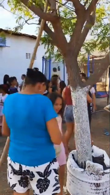 🎈 FESTA DAS CRIANÇAS | Assentamento Patativa do Assaré celebra 22ª edição de evento tradicional

O domingo (18) foi marcado por muita alegria e diversão no Assentamento Patativa do Assaré. A comunidade realizou a 22ª edição da Festa das Crianças, garantindo um dia inesquecível para os pequenos da zona rural e de toda a região.

O evento, que já se consolidou no calendário comunitário, reuniu famílias em uma celebração repleta de brincadeiras e momentos de lazer.

José Roberto de Lima, um dos organizadores do evento, destacou o sentimento de gratidão por ver a tradição mantida por mais um ano: "Chegar à 22ª edição e ver a alegria das nossas crianças traz uma sensação imensa de realização", comemorou.

📲 Acompanhe mais notícias da nossa região no link da bio!

#PatativadoAssare #ZonaRural #DiaDasCriancas #Sertao #Paraiba #Comunidade #Noticias